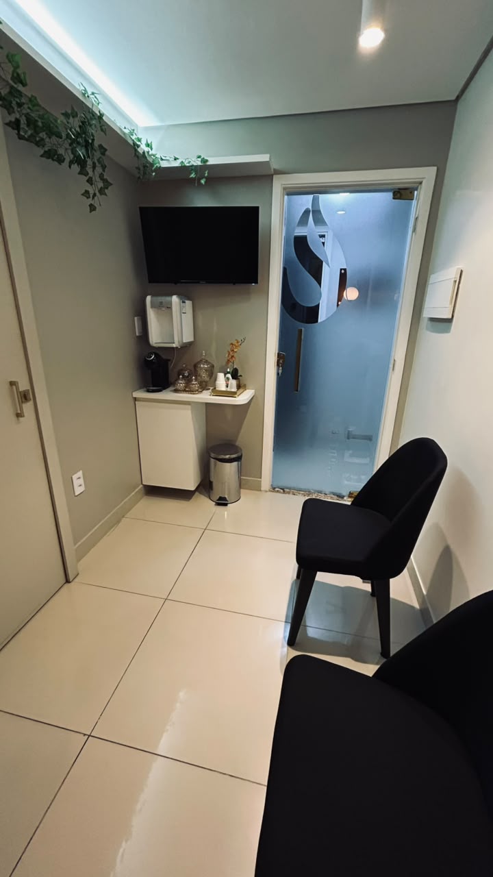 Área de espera do consultório odontológico do Dr. Fabrício em Fortaleza